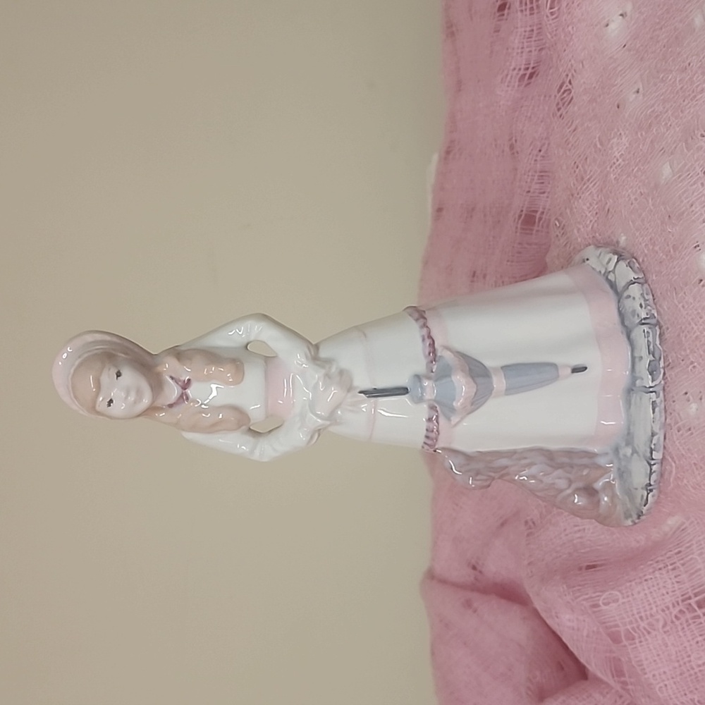 VINTAGE  Lady Figurine.